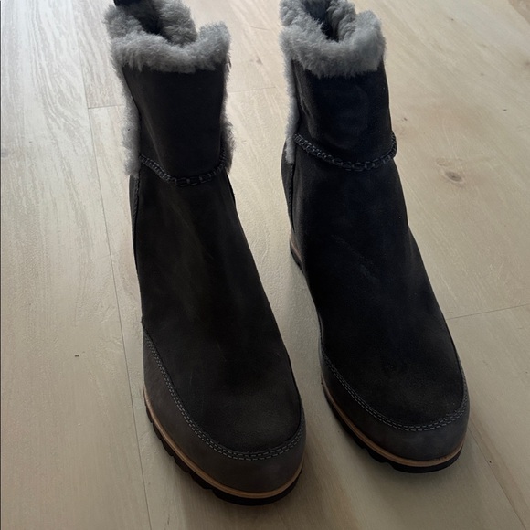 UGG Charcoal Gray Ankle Boots with Gray Fur Trim - Picture 2 of 13